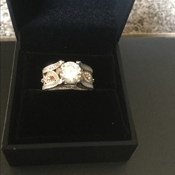 ❌SOLD❌ Jeulia Tri-Tone Ring - Picture 3 of 6